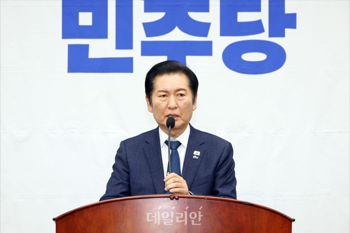 정청래 더불어민주당 대표가 지난 15일 국회에서 열린 정책의원총회에 참석해 발언하고 있다. ⓒ데일리안 홍금표 기자