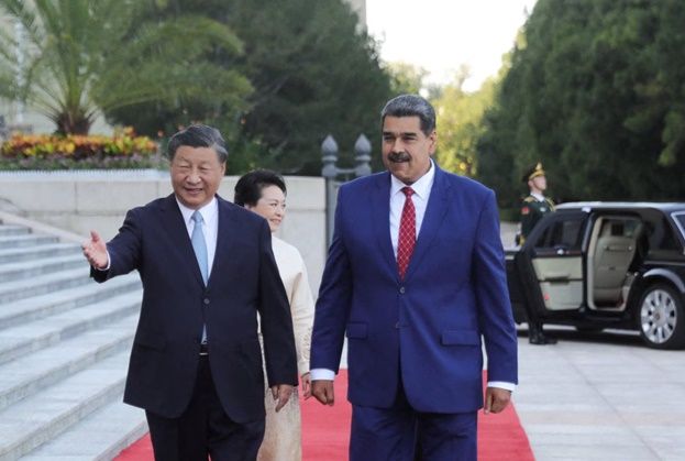 중국을 방문한 니콜라스 마두로(오른쪽) 베네수엘라 대통령이 2023년 9월13일 수도 베이징 인민대회당에서 열린 환영식에 앞서 시진핑 중국 국가주석의 안내를 받아 행사장으로 이동하고 있다. ⓒ AP/연합뉴스