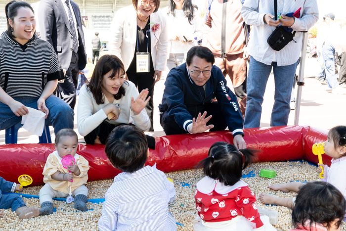 정명근 화성특례시장이 영유아들에게 인사를 하고 있는 모습. ⓒ화성시 제공