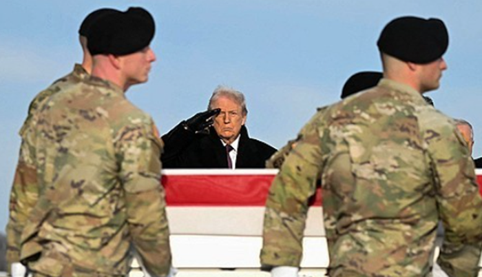 도널드 트럼프 미국 대통령이 지난달 17일 델러웨어주 공군기지에서 열린 미군 병사 시신 귀환식에서 경례를 하고 있다. ⓒAP/연합뉴스