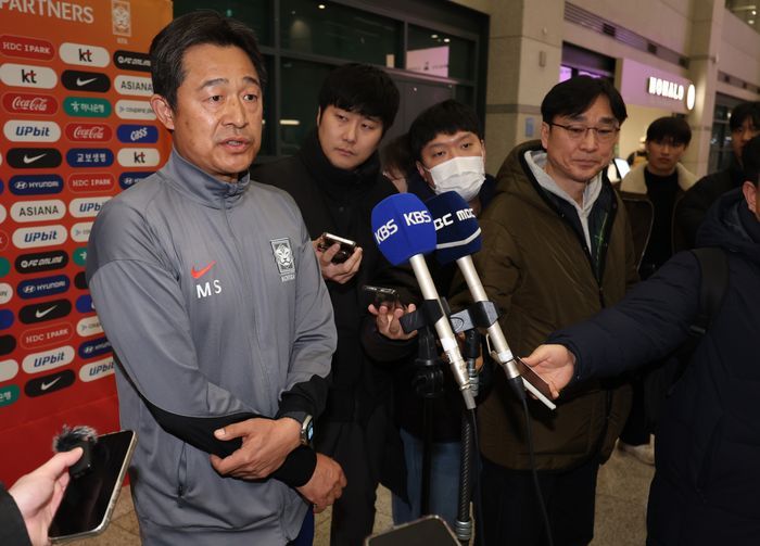 이민성 한국 23세 이하(U-23) 대표팀 감독이 25일 인천국제공항 제1여객터미널을 통해 귀국해 취재진의 질문에 답하고 있다. 이민성 감독이 지휘한 한국 U-23 대표팀은 지난 24일(한국 시간) 사우디아라비아 제다의 킹 압둘라 스포츠시티 홀 스타디움에서 치러진 대회 3·4위전에서 베트남과 전·후반 90분을 2-2로 비긴 뒤 연장전을 거쳐 승부차기에서 6-7로 져 아시안컵을 4위로 마쳤다. ⓒ 뉴시스