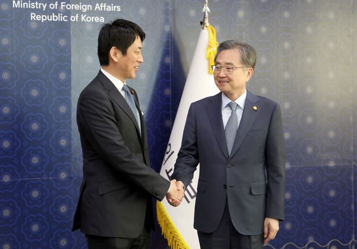 조현 외교부 장관이 8일 서울 종로구 외교부 청사에서 고바야시 다카유키 일본 자민당 정무조사회장을 접견하며 악수하고 있다. ⓒ공동취재