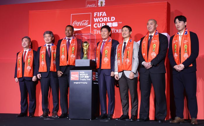 한국코카콜라 이준엽 대표, 대한축구협회 김승희 전무,전 브라질 국가대표 축구 선수 지우베르투 시우바, 차범근 감독, 이영표 해설위원, 차두리 감독, 구자철 레드앤풋볼 아시아 스포츠 디렉터가 포즈를 취하고 있다. ⓒ 데일리안 방규현 기자