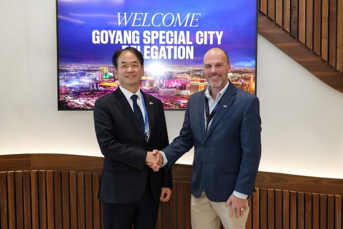 이동환 고양시장(왼쪽)과 댄 헤이즈 라스베이거스 컨벤션센터 최고운영책임자(COO)가 면담 전에 악수를 나누고 있다 ⓒ고양시 제공