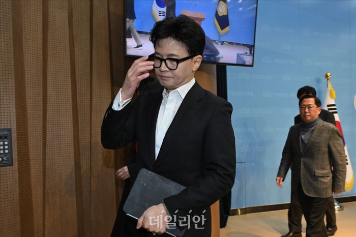 한동훈 국민의힘 전 대표가 14일 오후 국회 소통관 기자회견장에서 국민의힘 중앙당 윤리위원회의 제명 처분과 관련해 입장을 밝힌 뒤 기자회견장을 떠나고 있다. ⓒ데일리안 홍금표 기자