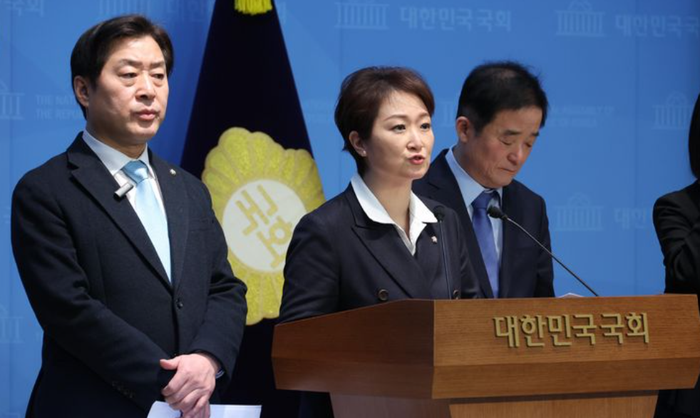 이언주 더불어민주당 최고위원이 23일 오후 서울 여의도 국회 소통관에서 열린