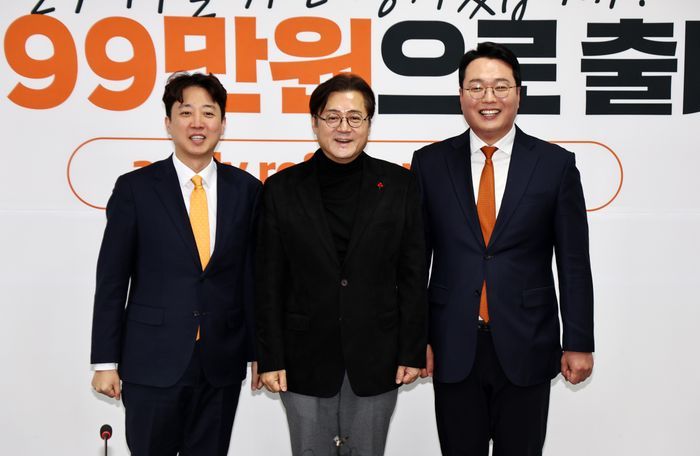 홍익표(가운데) 대통령실 정무수석이 23일 오전 서울 여의도 국회에서 이준석 개혁신당 대표를 예방해 기념촬영하고 있다. ⓒ뉴시스