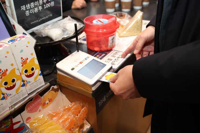 지역 상점에서 시민이 희망화성지역화폐를 사용해 결제하고 있다. ⓒ화성시 제공