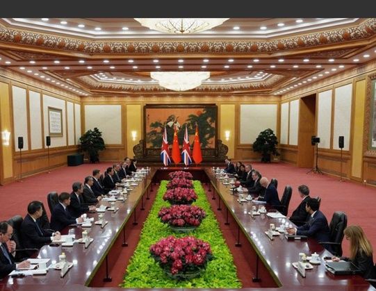 29일 오전 중국 베이징 인민대회당에서 시진핑 중국 국가주석과 키어 스타머 영국 총리가 중·영 정상회담을 진행하고 있다. ⓒ 신화/연합뉴스