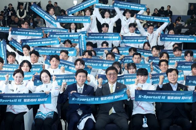 22일 오후 송파구 올림픽파크텔에서 열린 2026 밀라노 동계올림픽 선수단 결단식에서 최휘영(앞줄 오른쪽 세 번째부터) 문화체육관광부 장관과 유승민 대한체육회장, 최민정 대표선수, 이수경 단장 등 출전 선수와 감독을 비롯한 참석자들이 단체 기념촬영을 하고 있다. ⓒ 뉴시스