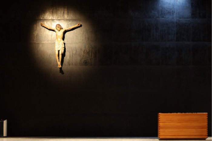 ⓒ한줄기 빛이 들어오는 소성당 제대와 예수님