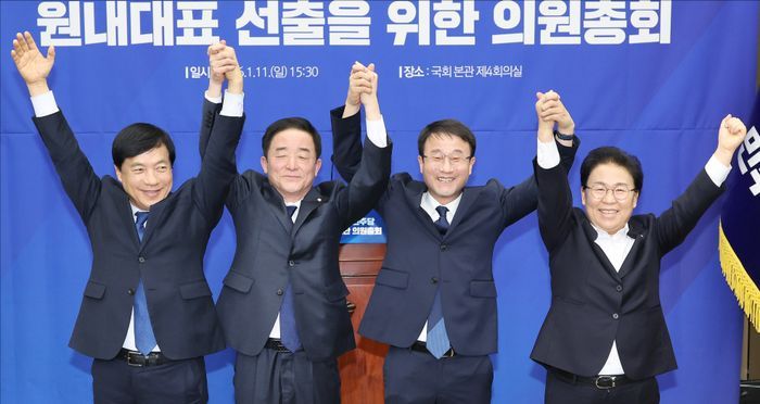 더불어민주당 한병도 신임 원내대표와 문정복, 강득구, 이성윤 신임 최고위원이 11일 오후 서울 여의도 국회에서 열린 