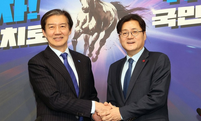 조국혁신당 조국 대표가 26일 국회에서 홍익표 청와대 정무수석을 만나 반갑게 악수하고 있다. ⓒ연합뉴스