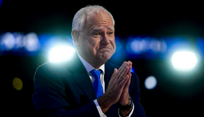 2024년 8월 21일 팀 월즈 미네소타주 주지사가 미국 일리노이주 시카고 유나이티드 센터에서 열린 민주당 전당대회에 참석해 지지자들에게 인사하고 있다. ⓒAP/뉴시스