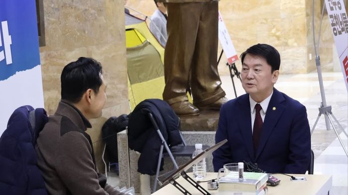 안철수 국민의힘 의원이 지난 17일 단식 농성에 나선 장동혁 대표를 만나 격려의 메시지를 전달했다. ⓒ안철수 국민의힘 의원 페이스북