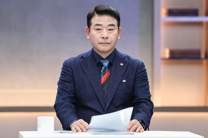 더불어민주당 원내대표 보궐선거 후보자 합동토론회가 열린 8일 오후 서울 마포구 상암동 JTBC에서 박정 후보가 토론회를 준비하고 있다. ⓒ뉴시스