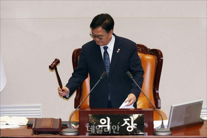 우원식 국회의장이 국회 본회의장에서 의사봉을 두드리고 있다. ⓒ데일리안 홍금표 기자