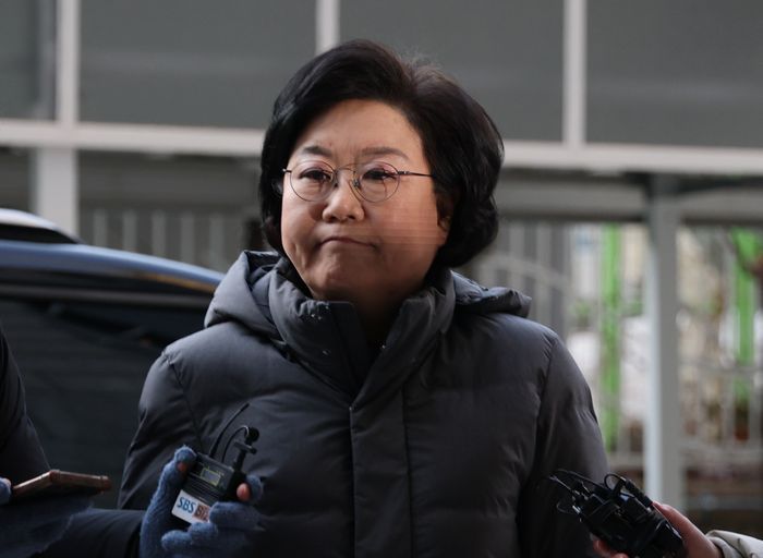 이혜훈 기획예산처 장관 후보자가 지난 6일 서울 중구 예금보험공사에 마련된 인사청문회 준비 사무실로 출근하며 취재진의 질문을 듣고 있다. ⓒ연합뉴스