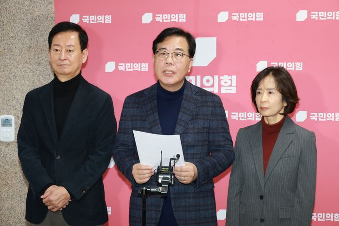 송언석 국민의힘 원내대표가 18일 서울 여의도 국회 원내대표실 앞에서 현안 백브리핑을 하고 있다. ⓒ뉴시스