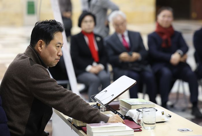 장동혁 국민의힘 대표가 17일 국회본청에서 통일교 게이트·공천헌금 특검 관철을 위해 3일차 단식 투쟁을 이어가던 중 생각에 잠겨 있다. ⓒ연합뉴스