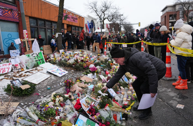 26(현지시간) 미국 미네소타주 미니애폴리스에서 주민들이 알렉스 프레티의 임시 추모소를 방문해 애도하고 있다. ⓒAP/뉴시스