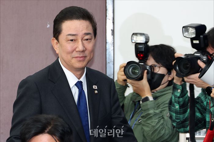 김병기 더불어민주당 원내대표가 지난달 30일 오전 국회에서 신상발언을 위해 입장하고 있다. ⓒ데일리안 홍금표 기자