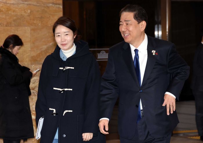 김병기 더불어민주당 원내대표와 강선우 의원이 지난해 12월 24일 열린 국회 본회의를 마치고 밖으로 나오고 있다. ⓒ뉴시스