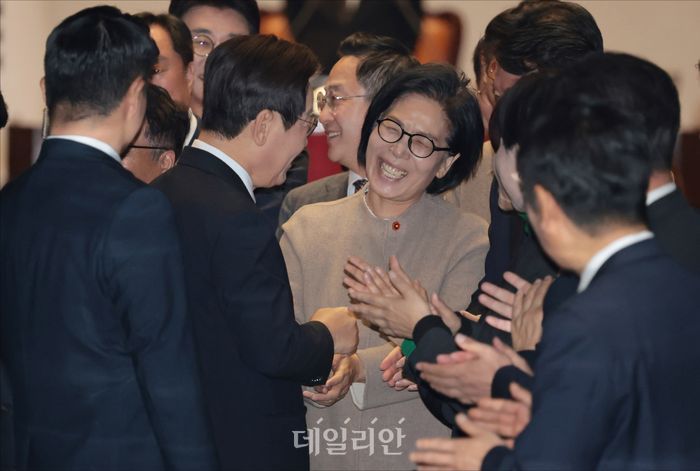 이재명 대통령이 지난 4일 오전 서울 여의도 국회 본청에서 열린 국회 본회의에서 2026년도 예산안 및 기금운용계획안 대통령 시정연설을 마친 뒤 퇴장하며 최민희 과방위원장 등과 인사를 나누고 있다. ⓒ데일리안 홍금표 기자