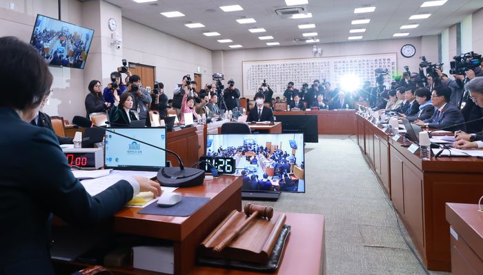 나경원 국민의힘 의원 등 야당 법제사법위원들이 7일 국회 법사위 전체회의에서 2차 종합특검법안 등 안건 상정에 대해 거수로 반대에 투표하고 있다. ⓒ연합뉴스