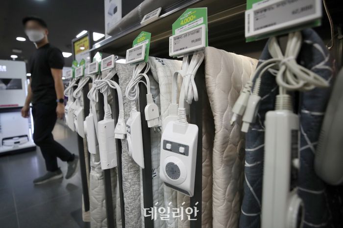 서울 시내 한 대형마트에서 고객들이 전기장판, 전기히터 등 전열기를 보고 있다.ⓒ뉴시스