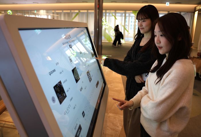 고객들이 롯데월드몰에 도입된 배리어프리 키오스크를 이용하고 있다.ⓒ롯데물산