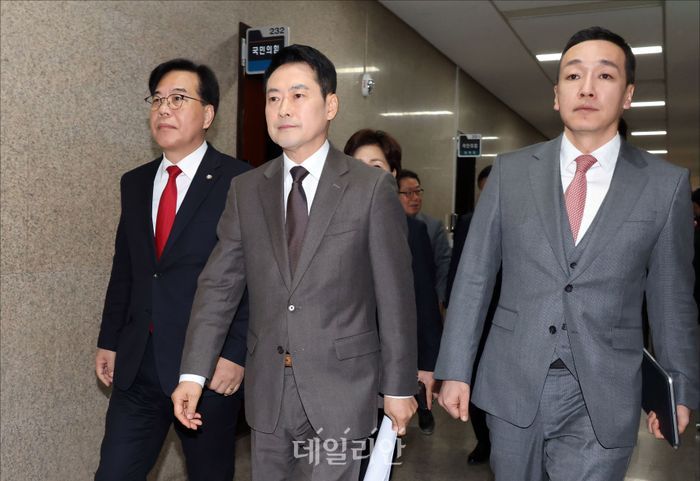 국민의힘 장동혁 대표, 송언석 원내대표와 최고위원들이 29일 오전 서울 여의도 국회에서 열린 국민의힘 최고위원회의에 참석하고 있다. ⓒ데일리안 홍금표 기자