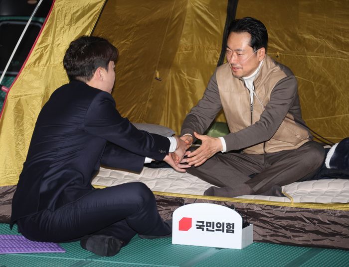 이준석 개혁신당 대표가 21일 오전 국회 로텐더홀에서 