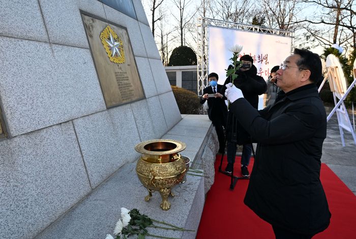 유정복 인천시장이 2일 병오년 새해를 맞아 미추홀구 수봉공원 6·25 참전 인천지구 전적비 현충탑에서 참배를 하고 있다.ⓒ 인천시 제공