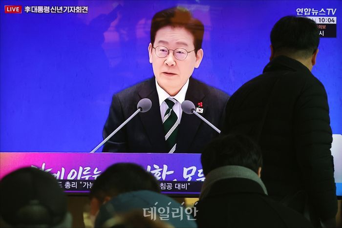 지난 21일 오전 서울 용산구 서울역에서 시민들이 이재명 대통령의 2026년 신년 기자회견 생중계를 시청하고 있다. ⓒ데일리안 홍금표 기자