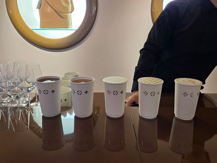 샴페인 바 콘셉트로 꾸며진 공간에서 만날 수 있는 시그니처 음료. 각 음료 위에는 루이 비통의 모노그램 디자인이 그려져 있었다. ⓒ데일리안 남가희 기자