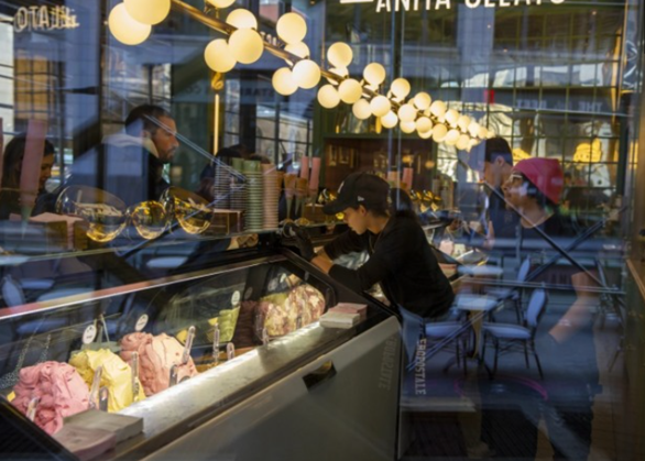 지난해 4월 15일 미국 뉴욕의 한 아이스크림 가게에서 손님이 아이크스림을 주문하고 있다. ⓒAP/연합뉴스