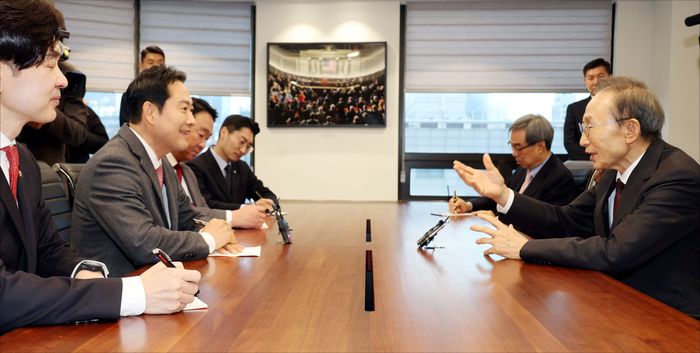 장동혁 국민의힘 대표가 2일 서울 서초구 영포빌딩에서 이명박 전 대통령을 예방해 외연 확장 등 당 운영 방안과 지방선거 전략에 대한 조언을 듣고 있다. ⓒ국회사진기자단