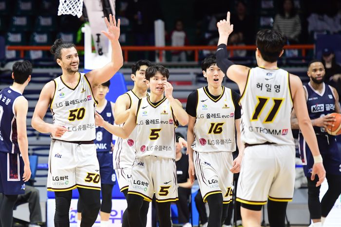 KCC를 꺾고 연패서 탈출한 LG. ⓒ KBL
