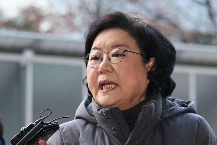 이혜훈 기획예산처 장관 후보자가 12일 서울 중구 예금보험공사에 마련된 청문회 준비 사무실로 출근하며 취재진 질의에 답하고 있다. ⓒ뉴시스