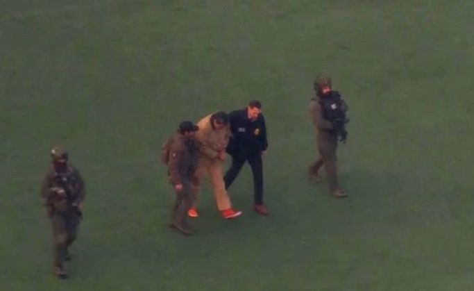 미군 특수부대 델타포스에 의해 체포돼 미국으로 압송된 니콜라스 마두로 베네수엘라 대통령이 지난 5일 미 뉴욕에서 헬기를 타기 위해 이동하고 있다. ⓒ AP/뉴시스