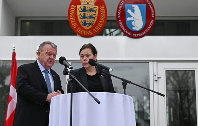 라르스 뢰케 라스무센(왼쪽) 덴마크 외무장관이 비비안 모츠펠트 그린란드 외무장관과 14일(현지시간) 미국 워싱턴DC 덴마크 대사관에서 기자회견을 하고 있다. ⓒAP 홈페이지 캡처