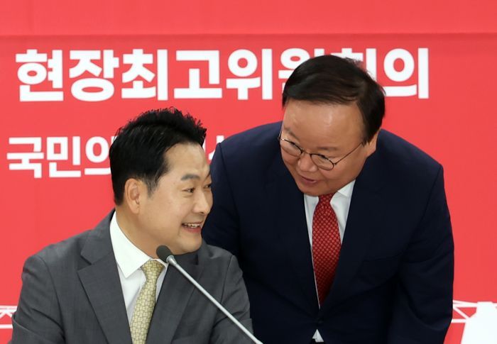 장동혁 국민의힘 대표가 지난해 9월 15일 부산 수영구 부산시당에서 열린 현장 최고위원회의에 참석, 김재원 의원과 대화하고 있다. ⓒ뉴시스