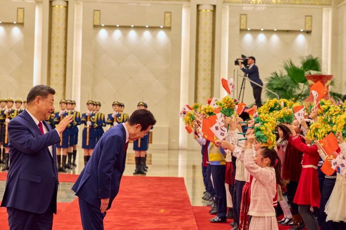 이재명 대통령이 지난 5일 베이징 인민대회당에서 열린 이 대통령 공식환영식이 끝난 뒤 어린이들을 향해 인사하고 있다. 왼쪽은 시진핑 중국 국가주석. ⓒ 공동취재 제공
