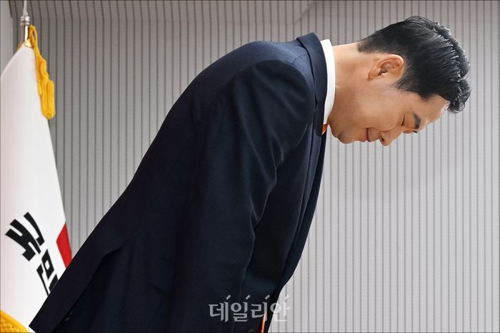 장동혁 국민의힘 대표가 지난 7일 여의도 당사에서 열린 기자회견에서 당 쇄신 방안 등을 발표하기 앞서 인사하고 있다. ⓒ 데일리안 홍금표 기자