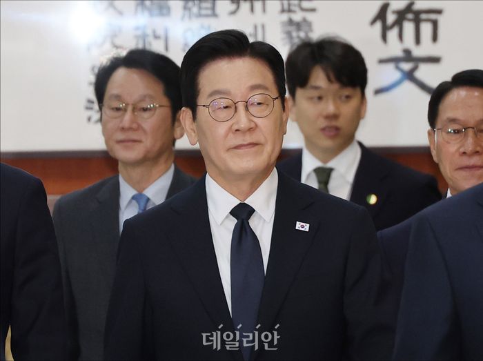 이재명 대통령이 지난해 11월 4일 오전 서울 여의도 국회 본청에서 열린 국회 본회의에서 2026년도 예산안 및 기금운용계획안 대통령 시정연설을 위해 본회의장으로 이동하고 있다. ⓒ데일리안 홍금표 기자