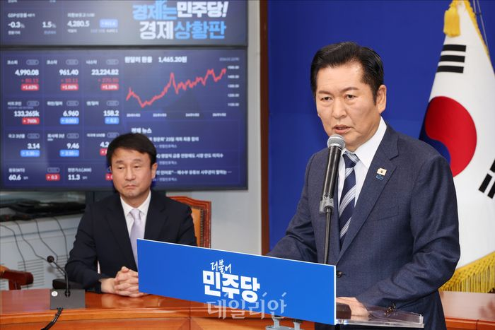 정청래 더불어민주당 당대표가 지난 22일 국회에서 긴급 기자회견을 열고 조국혁신당에 합당 제안을 하고 있다. ⓒ데일리안 홍금표 기자