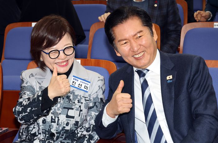 더불어민주당 정청래 대표(오른쪽)와 진선미 중앙당선거관리위원장이 11일 국회에서 열린 제2기 원내대표 선출을 위한 의원총회에 앞서 기념 촬영을 하고 있다. ⓒ연합뉴스