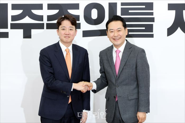 장동혁 국민의힘 대표와 이준석 개혁신당 대표가 13일 오전 국회에서 가진 회동에서 악수를 하고 있다. ⓒ데일리안 홍금표 기자