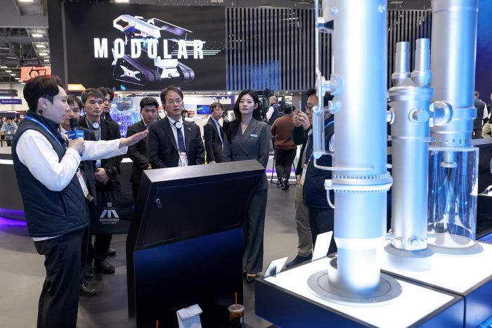 고양시 대표단이 세계 최대 규모 기술 박람회인 CES 현장 두산기업 부스를 방문하고 있는 모습ⓒ고양시 제공